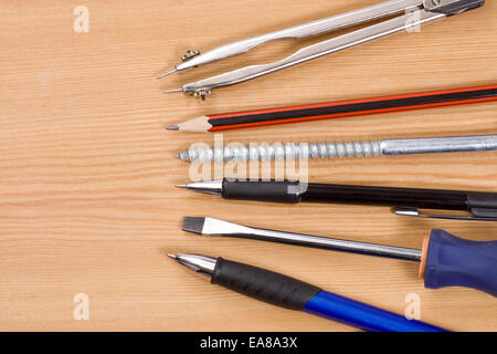 Penne e strumenti sulla tavola di legno Foto Stock