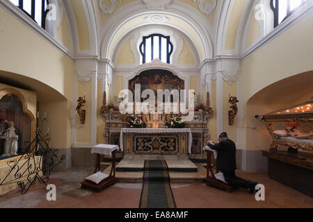 Frigento (Avellino, Italia) - vecchio uomo pregando in una cappella all interno della cattedrale Foto Stock