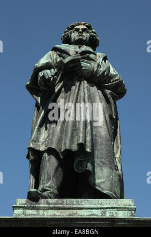 Monumento a Ludwig van Beethoven dalla scultore tedesco Ernst Julius Hähnel sulla Münsterplatz a Bonn in Germania. Foto Stock