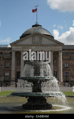 Fontana di fronte al Kurhaus con il Casinò Spielbank di Wiesbaden, Hesse, Germania. Foto Stock