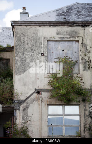 Colpo verticale di una parte di un edificio abbandonato in Carmarthen, Carmarthenshire, Wales, Regno Unito. Foto Stock