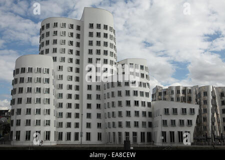 Il Neuer Zollhof progettato dall architetto Frank Gehry nel quartiere di Medienhafen di Düsseldorf, Renania settentrionale-Vestfalia (Germania). Foto Stock