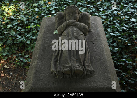 Tomba di tre-anno-vecchio Anna Degenova noto come il santo la ragazza alla Malostransky cimitero di Praga, Repubblica Ceca. Foto Stock