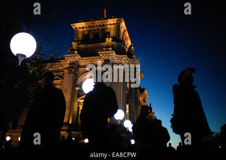 Berlino, Germania. 8 Novembre, 2014. Ai visitatori di visualizzare un'installazione luminosa di palloncini lungo il corso del muro di Berlino in un Memoriale del Muro di Berlino sito a Berlino, Germania, il 9 novembre 8, 2014. Alcuni 8000 bianco luminoso palloncini erano fissati a Berlino da nov. Da 7 a 9 per commemorare il venticinquesimo anniversario della caduta del muro di Berlino. Credito: Zhang ventola/Xinhua/Alamy Live News Foto Stock