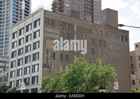 Vecchi edifici industriali convertiti a residenziale loft con dipinto vecchio annuncio sulle pareti laterali- Chicago Loop del Sud Foto Stock