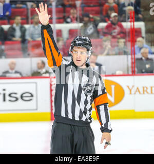 Raleigh, North Carolina, Stati Uniti d'America. 7 Nov, 2014. NHL ufficiali Tom Chmielewski durante il gioco NHL tra il Columbus Giacche Blu e Carolina Hurricanes al PNC Arena. Carolina Hurricanes sconfitto il Columbus Giacche Blu 3-2 in ore di lavoro straordinario. Credito: Andy Martin Jr./ZUMA filo/Alamy Live News Foto Stock