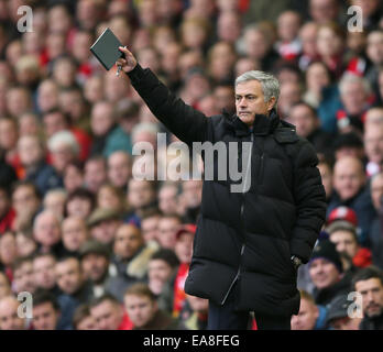 Liverpool, Regno Unito. 8 Novembre, 2014. Jose Mourinho manager del Chelsea con la sua nota libro - Barclays Premier League - Liverpool vs Chelsea - Anfield Stadium - Liverpool - Inghilterra - 8 Novembre 2014 - Picture Simon Bellis/Sportimage. © csm/Alamy Live News Foto Stock