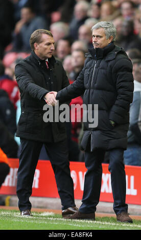 Liverpool, Regno Unito. 8 Novembre, 2014. Brendan Rodgers manager di Liverpool scuote le mani con Jose Mourinho manager del Chelsea sul fischio finale - Barclays Premier League - Liverpool vs Chelsea - Anfield Stadium - Liverpool - Inghilterra - 8 Novembre 2014 - Picture Simon Bellis/Sportimage. © csm/Alamy Live News Foto Stock