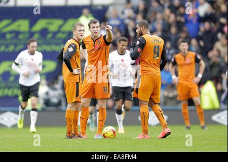 Derby, Regno Unito. 8 Novembre, 2014. George Saville, Kevin McDonald e Leon Clarke a guardare i big gscreen per vedere dove è andato storto in seguito Derby il secondo obiettivo - Calcio - Sky scommessa campionato - Derby County vs Wolverhampton Wanderers - iPro Stadium Derby - Stagione 2014/15 - 8 Novembre 2014 - Foto Malcolm Couzens/Sportimage. Credito: csm/Alamy Live News Foto Stock