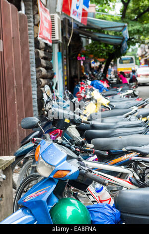 Scooters parcheggiato sulla strada nel quartiere vecchio di Hanoi Foto Stock