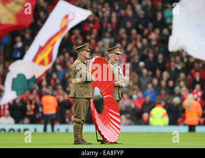 Liverpool, Regno Unito. 8 Novembre, 2014. Un gigante di papavero rosso è effettuata sul passo per il giorno del ricordo - Barclays Premier League - Liverpool vs Chelsea - Anfield Stadium - Liverpool - Inghilterra - 8 Novembre 2014 - Picture Simon Bellis/Sportimage. © csm/Alamy Live News Foto Stock