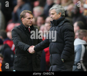 Liverpool, Regno Unito. 8 Novembre, 2014. Brendan Rodgers manager di Liverpool scuote le mani con Jose Mourinho manager del Chelsea sul fischio finale - Barclays Premier League - Liverpool vs Chelsea - Anfield Stadium - Liverpool - Inghilterra - 8 Novembre 2014 - Picture Simon Bellis/Sportimage. © csm/Alamy Live News Foto Stock