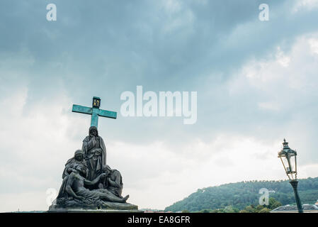 Compianto di Cristo pietà monumento sul Ponte Carlo a Praga, Repubblica Ceca Foto Stock