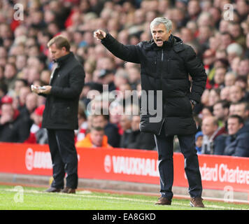 Liverpool, Regno Unito. 8 Novembre, 2014. Jose Mourinho manager del Chelsea - Barclays Premier League - Liverpool vs Chelsea - Anfield Stadium - Liverpool - Inghilterra - 8 Novembre 2014 - Picture Simon Bellis/Sportimage. © csm/Alamy Live News Foto Stock