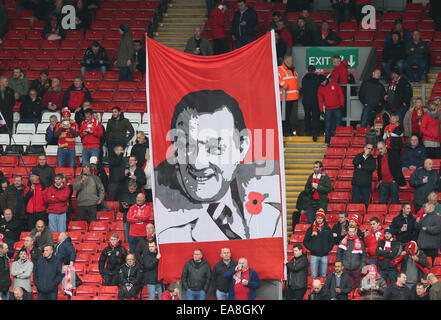 Liverpool, Regno Unito. 8 Novembre, 2014. L'iconico Bob Paisley banner appare sul Kop con un papavero per commemorare il giorno dell'Armistizio - Barclays Premier League - Liverpool vs Chelsea - Anfield Stadium - Liverpool - Inghilterra - 8 Novembre 2014 - Picture Simon Bellis/Sportimage. © csm/Alamy Live News Foto Stock