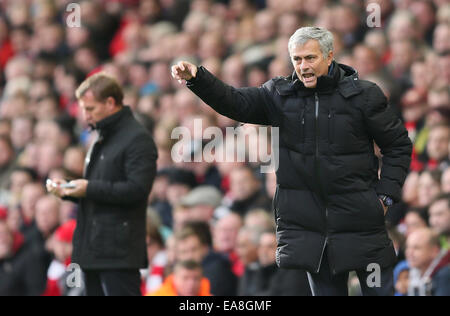 Liverpool, Regno Unito. 8 Novembre, 2014. Jose Mourinho manager del Chelsea inviare s le istruzioni mentre Brendan Rodgers manager di Liverpool scrive note - Barclays Premier League - Liverpool vs Chelsea - Anfield Stadium - Liverpool - Inghilterra - 8 Novembre 2014 - Picture Simon Bellis/Sportimage. © csm/Alamy Live News Foto Stock