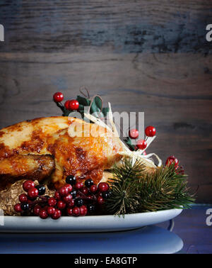 Delizioso tacchino arrosto pollo sul piatto di portata con decorazioni di festa di ringraziamento o il pranzo di Natale Foto Stock