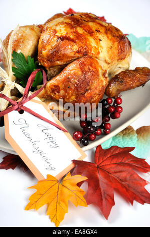 Delizioso tacchino arrosto pollo sul piatto di portata con decorazioni di festa del Ringraziamento per il pranzo Foto Stock