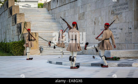 Evzones eseguire una cerimonia del cambio della guardia presso la tomba del Milite Ignoto presso il parlamento nazionale di Atene, Grecia Foto Stock