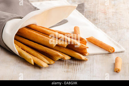 Grissini su un tavolo di legno. Messa a fuoco selettiva Foto Stock