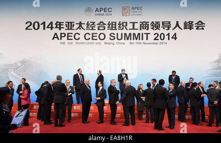 Pechino, Cina. 9 Nov, 2014. I partecipanti comunicano durante il 2014 Cooperazione economica Asia-Pacifico (APEC) CEO Summit a Pechino Capitale della Cina, nov. 9, 2014. Credito: Ma Zhancheng/Xinhua/Alamy Live News Foto Stock