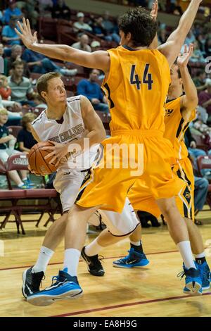 Charleston, Sc, STATI UNITI D'AMERICA. 8 Novembre, 2014. College of Charleston G Pat Branin (10) durante il NCAA pallacanestro tra Emory University e il College of Charleston a TD Arena il 8 novembre 2014 a Charleston, Carolina del Sud.College of Charleston sconfigge Emory 78-68.Giacobbe Kupferman/CSM/Alamy Live News Foto Stock