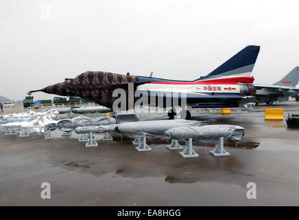 Zhuhai. 8 Novembre, 2014. Foto scattata il 9 novembre 8, 2014 Mostra una J-10 fighter fatti dalla Cina parcheggio presso il piazzale di sosta prima del decimo China International Aviation e salone aerospaziale di Zhuhai, Cina del sud della provincia di Guangdong. Alcuni 700 espositori in patria e all estero con più di 130 aerei parteciperà alla sei giorni da airshow novembre 11 a 16. Credito: Pang Jie/Xinhua/Alamy Live News Foto Stock