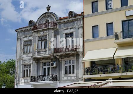 Vecchia casa con facciata interessante. Deve essere ristrutturare. Città di Plovdiv, Bulgaria ornamento metallico recinzione di balcone e gesso figura Foto Stock