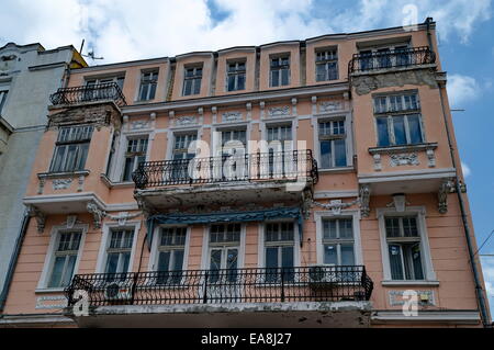 Vecchia casa con facciata interessante. Deve essere ristrutturare. Città di Plovdiv, Bulgaria Foto Stock