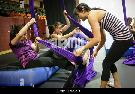 (141109) -- Vancouver (Canada), nov. 9, 2014 (Xinhua) - i residenti vengono istruiti da un circense al CircusFest's workshop in Vancouver, Canada, nov. 8, 2014. Vancouver ospita il primo festival del circo (CircusFest) presentazione di vari spettacoli e laboratori nazionali e internazionali di artisti. Durante i quattro giorni di eventi, workshop sono ospitati da professional artisti circensi che le persone possono imparare e sperimentare diverse abilità circensi. (Xinhua Liang/Sen) Foto Stock