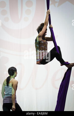 (141109) -- Vancouver (Canada), nov. 9, 2014 (Xinhua) - Un residente è istruito da un circense al CircusFest's workshop in Vancouver, Canada, nov. 8, 2014. Vancouver ospita il primo festival del circo (CircusFest) presentazione di vari spettacoli e laboratori nazionali e internazionali di artisti. Durante i quattro giorni di eventi, workshop sono ospitati da professional artisti circensi che le persone possono imparare e sperimentare diverse abilità circensi. (Xinhua Liang/Sen) Foto Stock