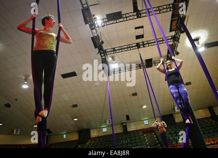 (141109) -- Vancouver (Canada), nov. 9, 2014 (Xinhua) - I residenti imparare l'antenna prestazioni di seta specialità al CircusFest's workshop in Vancouver, Canada, nov. 8, 2014. Vancouver ospita il primo festival del circo (CircusFest) presentazione di vari spettacoli e laboratori nazionali e internazionali di artisti. Durante i quattro giorni di eventi, workshop sono ospitati da professional artisti circensi che le persone possono imparare e sperimentare diverse abilità circensi. (Xinhua Liang/Sen) Foto Stock