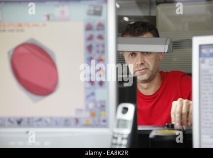 Bruxelles, Belgio. 7 Nov, 2014. Un diamante designer funziona con computer in Anversa, Belgio, nov. 7, 2014. Anversa è un diamante world trade center dove 84 percento del mondo diamanti grezzi e 50 percento di diamanti taglio brillante sono scambiati. Credito: Wang Xiaojun/Xinhua/Alamy Live News Foto Stock