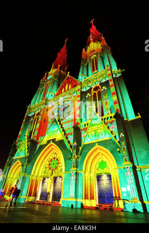 "La Cattedrale incantato e le stagioni", da Ad Lib creazioni, all'Catharinakerk, uno degli impianti del festival bagliore di luce di Eindhoven, Paesi Bassi. La nona edizione del Glow corre dal 08 al 15 novembre 2014 ed ha per tema "Città in Movimento". Foto Stock