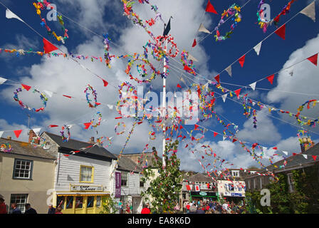 Guardando il colorato decorato Maypole in Padstow sul primo di maggio Obby Oss giorno North Cornwall South West England Regno Unito Foto Stock