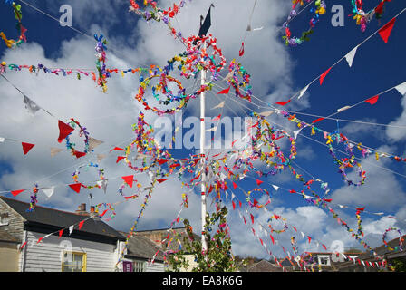 Guardando il colorato decorato Maypole in Padstow sul primo di maggio Obby Oss giorno North Cornwall South West England Regno Unito Foto Stock