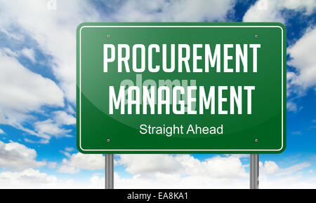 Autostrada palina con la gestione degli appalti testo su sfondo cielo. Foto Stock