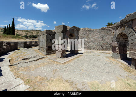 La sezione di epoca romana circolare struttura di trattamento nell'angolo sud est dell'Asklepieion. Pergamo, Bergama, Turchia. T Foto Stock