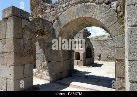 La sezione di epoca romana circolare struttura di trattamento nell'angolo sud est dell'Asklepieion. Pergamo, Bergama, Turchia. T Foto Stock