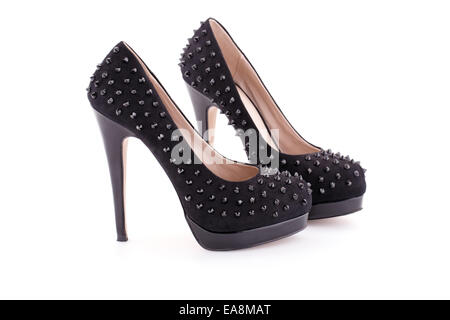 Nero scarpe spiked isolati su sfondo bianco. Foto Stock