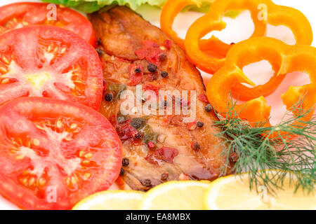 Pesce affumicato con verdure fresche sulla piastra. Foto Stock