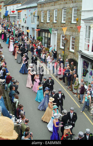 La Danza principale scendendo Church Street sulla flora giorno Helston Kerrier South West Cornwall South West England Regno Unito Foto Stock