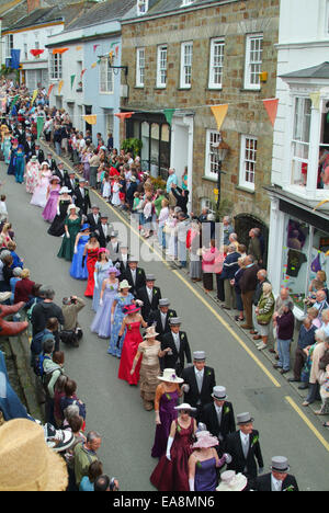 La Danza principale scendendo Church Street sulla flora giorno Helston Kerrier South West Cornwall South West England Regno Unito Foto Stock