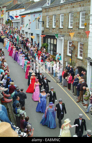 La Danza principale scendendo Church Street sulla flora giorno Helston Kerrier South West Cornwall South West England Regno Unito Foto Stock