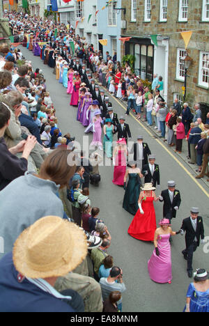 La Danza principale scendendo Church Street sulla flora giorno Helston Kerrier South West Cornwall South West England Regno Unito Foto Stock