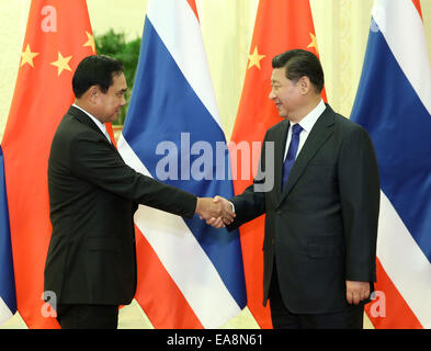 Pechino, Cina. 9 Nov, 2014. Il presidente cinese Xi Jinping (R) incontra il primo ministro tailandese Prayuth Chan-ocha a Pechino, Cina, nov. 9, 2014. Credito: Pang Xinglei/Xinhua/Alamy Live News Foto Stock