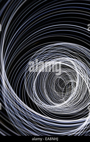 Vorticoso moto di filatura e sentieri tracce di luci in movimento creazione di motivi vortice Foto Stock