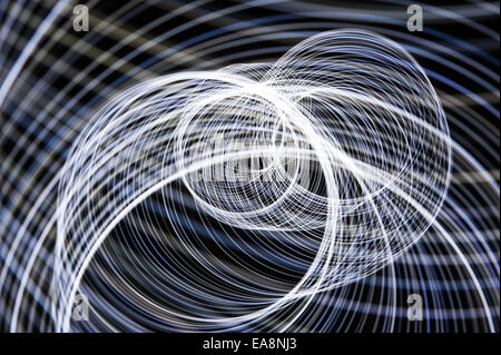 Vorticoso moto di filatura e sentieri tracce di luci in movimento creazione di motivi vortice Foto Stock