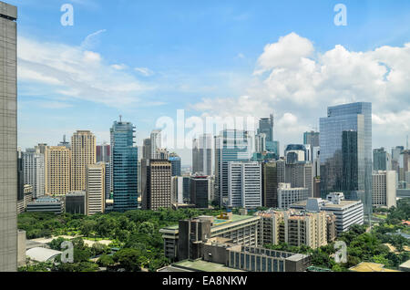 Mix di antico e moderno di edifici urbani in Makati Manila, Filippine Foto Stock