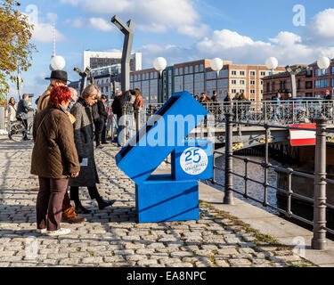 Berlino, Germania, 8 novembre, 2014. Berlino sta celebrando venticinque anni dopo la caduta del muro e dalla riunificazione pacifica di Oriente e Occidente. Una fila di illuminato palloncini bianchi è stato eretto lungo il percorso del muro di Berlino - un confine di luce o Lichtgrenze. Vittime della parete sono ricordati e le loro storie sono raccontate su schede e schermi di grandi dimensioni lungo il percorso. I palloncini saranno rilasciati a 7pm Domenica 9 novembre. Foto Stock